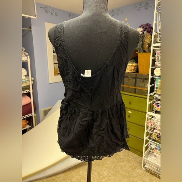 Black tank top with lace detail - Picture 2 of 3